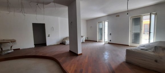 9 rooms House in Casal di Principe, Italy No. 33217 4