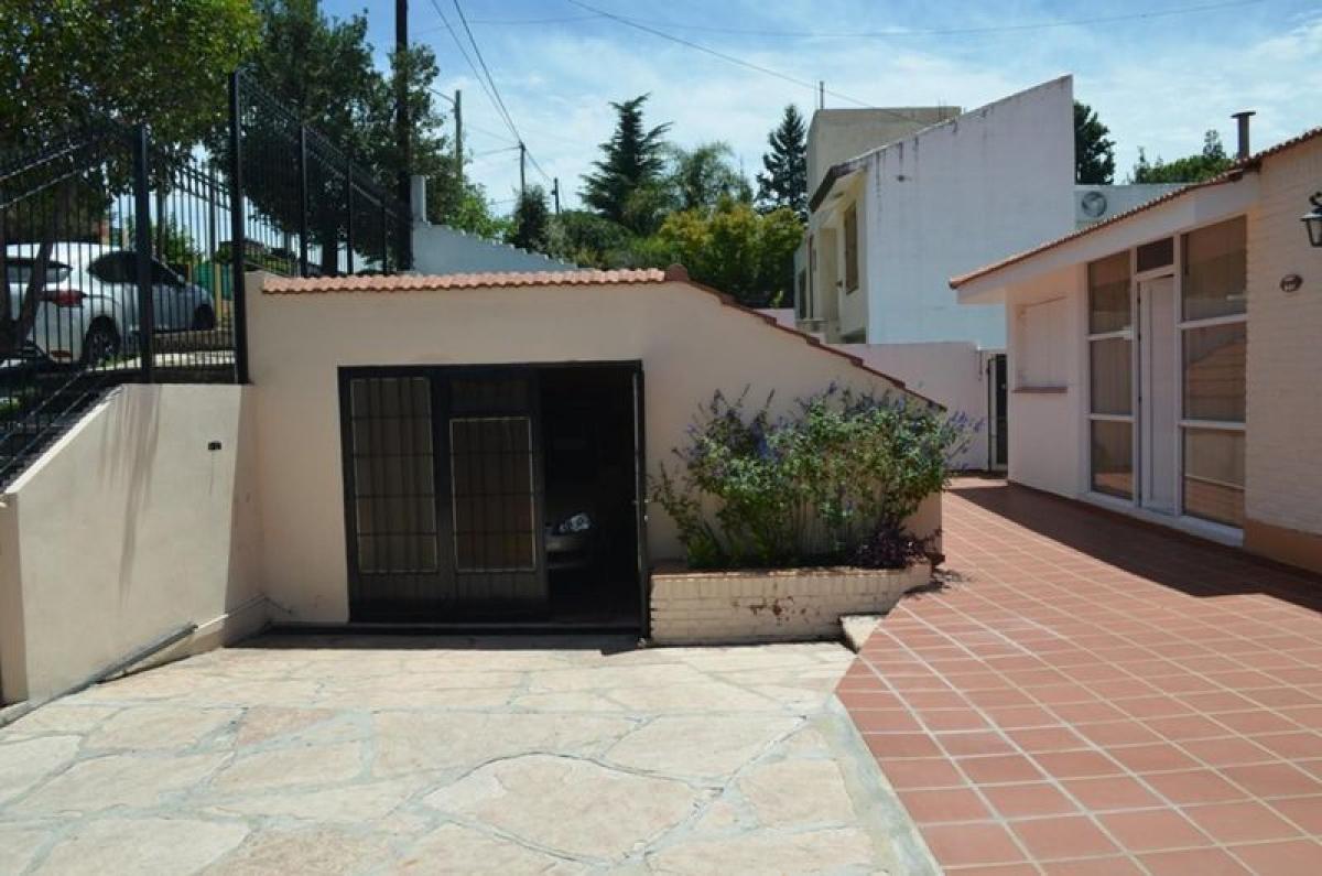 Casa de 4 dormitorios en Córdoba, Argentina No. 2182