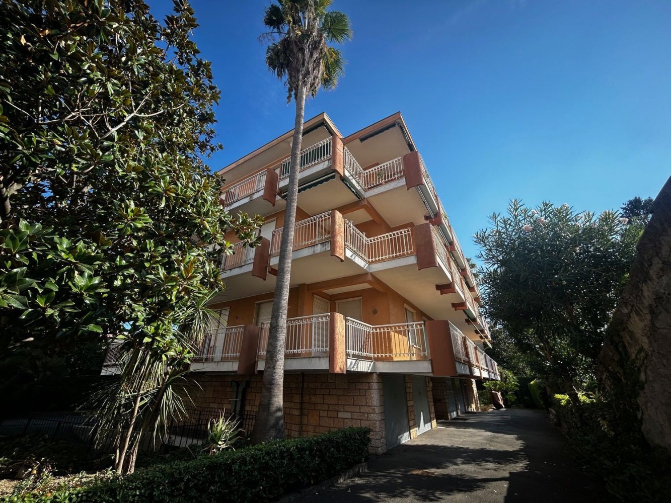 2 rooms Apartment in Bordighera, Italy No. 154971