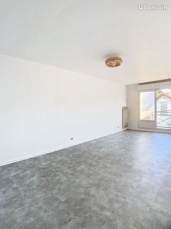 Estudio en Corbeil-Essonnes, France No. 276341