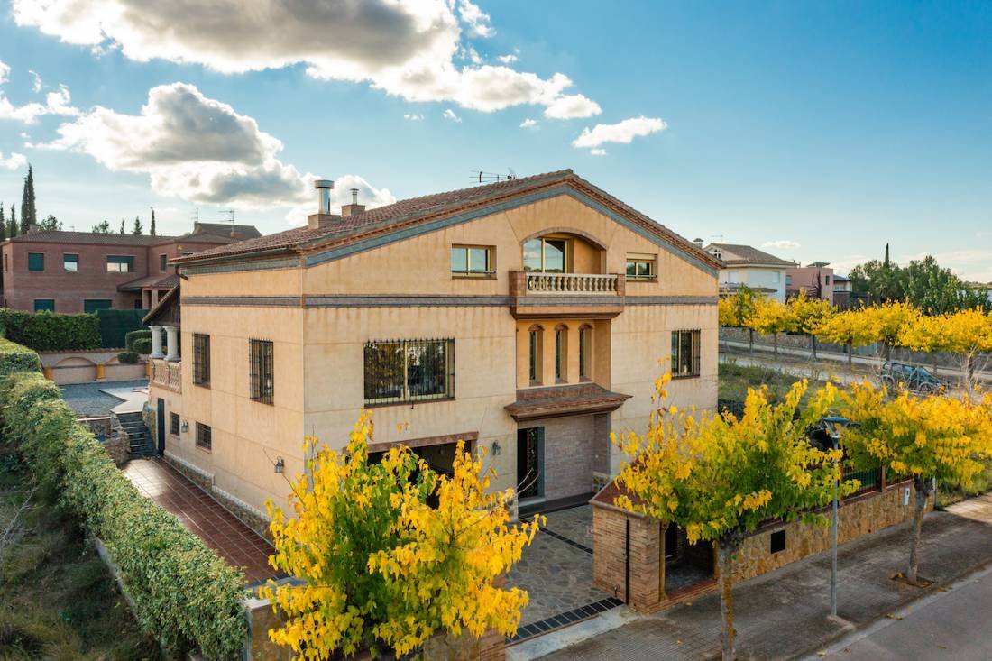 Adosado de 6 dormitorios en Barcelona, Spain No. 284680