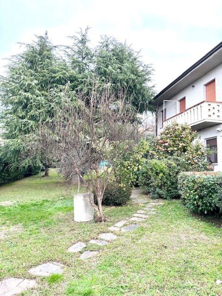 8 rooms Villa in Seravezza, Italy No. 121222