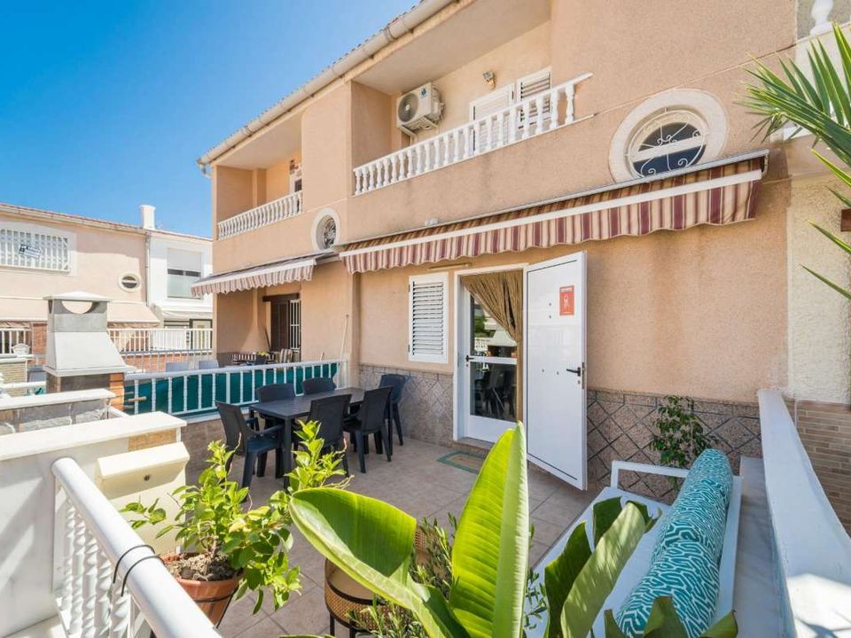 Apartamento de 3 dormitorios en Torrevieja, Spain No. 263624