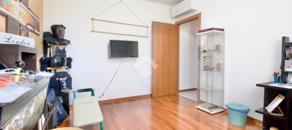 Квартира с 3 комнатами в Реджо Эмилия, Италия № 8607 11