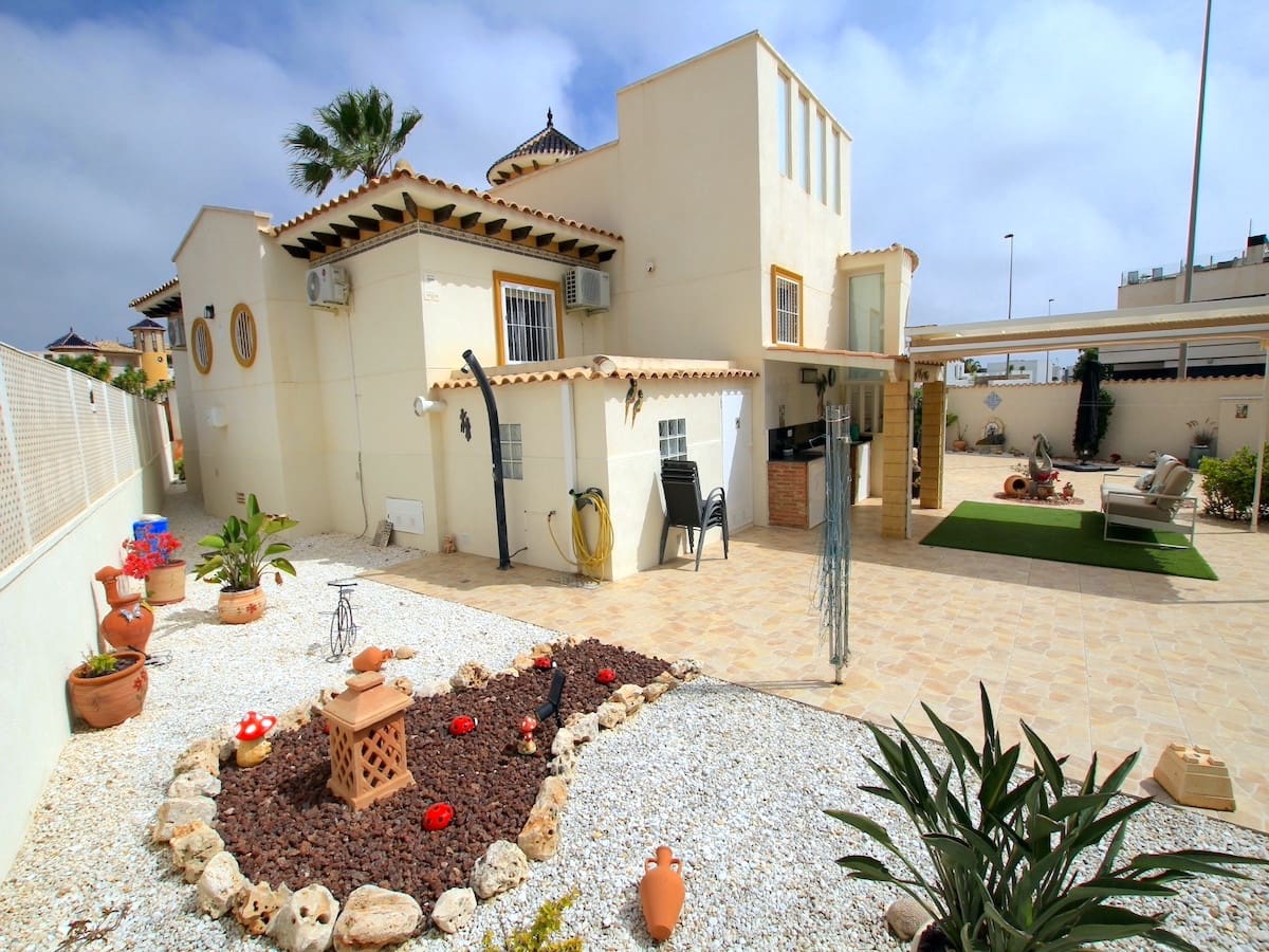 2 bedrooms House in Alicante, Spain No. 159008