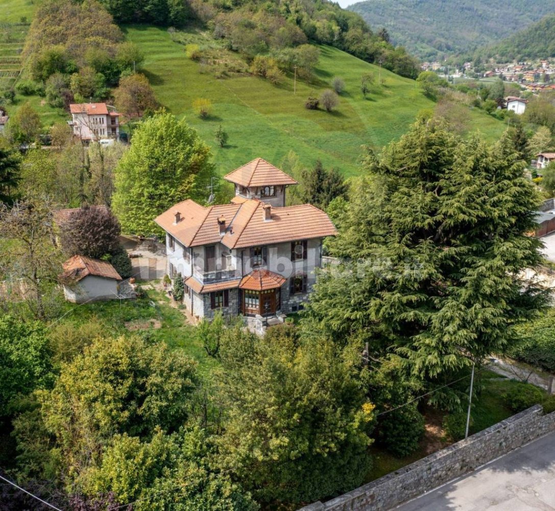 3 Schlafzimmer Villa in Berzo San Fermo, Italy, Nr. 160306