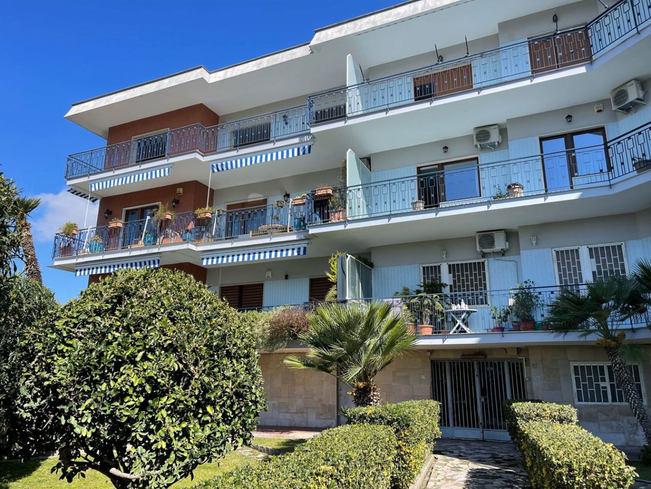 5 rooms Apartment in Pozzuoli, Italy No. 214419