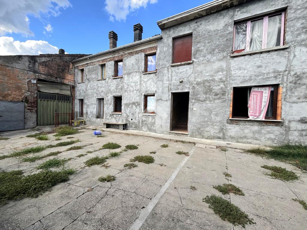 Вилла с 2 спальнями в Сан Бенедетто По, Италия № 386041