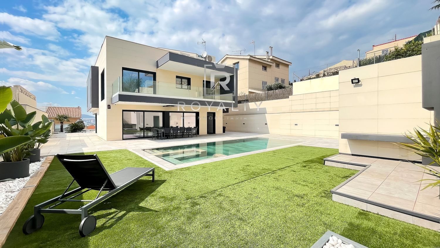 5 غرف نوم منزل في Santa Coloma de Gramenet, Spain رقم 232576