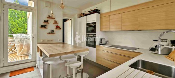 Дом с 5 спальнями в Санс, Франция № 201764 8