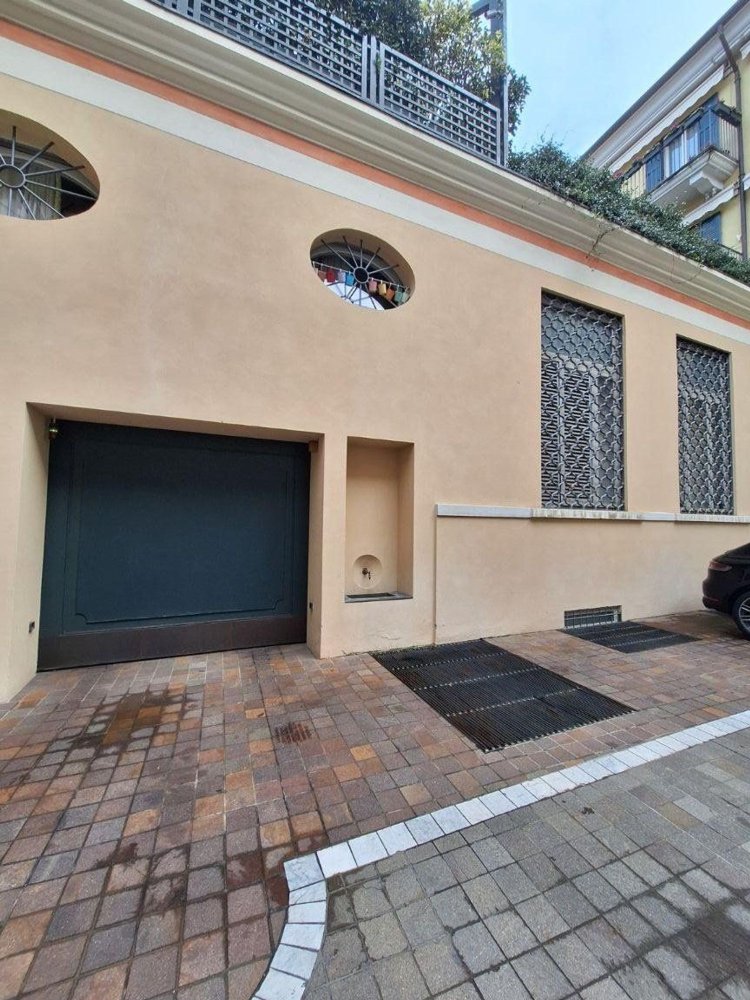 14m² Garage in Brescia, Italy No. 388198