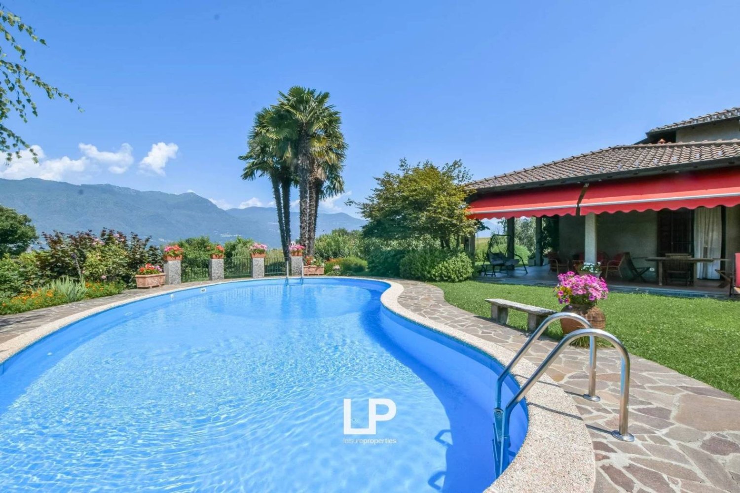 6 bedrooms Villa in Porto Valtravaglia, Italy No. 143011