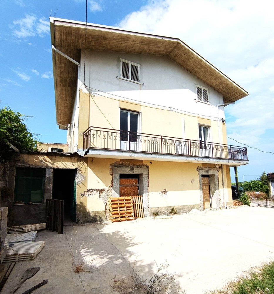 8 rooms Villa in Crecchio, Italy No. 278537
