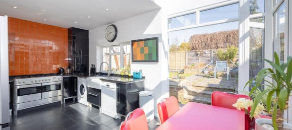 4 bedrooms Bungalow in Watford, United Kingdom No. 6192 3