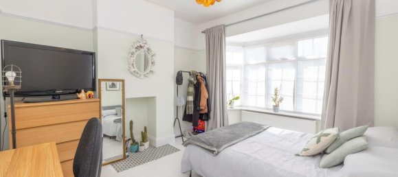 4 bedrooms Bungalow in Watford, United Kingdom No. 6192 6