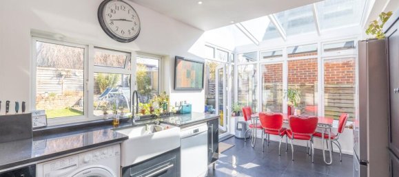 4 bedrooms Bungalow in Watford, United Kingdom No. 6192 2