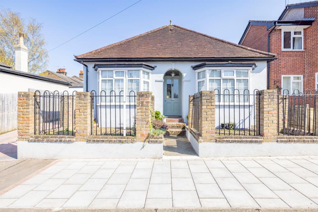 4 bedrooms Bungalow in Watford, United Kingdom No. 6192