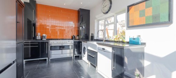 4 bedrooms Bungalow in Watford, United Kingdom No. 6192 18