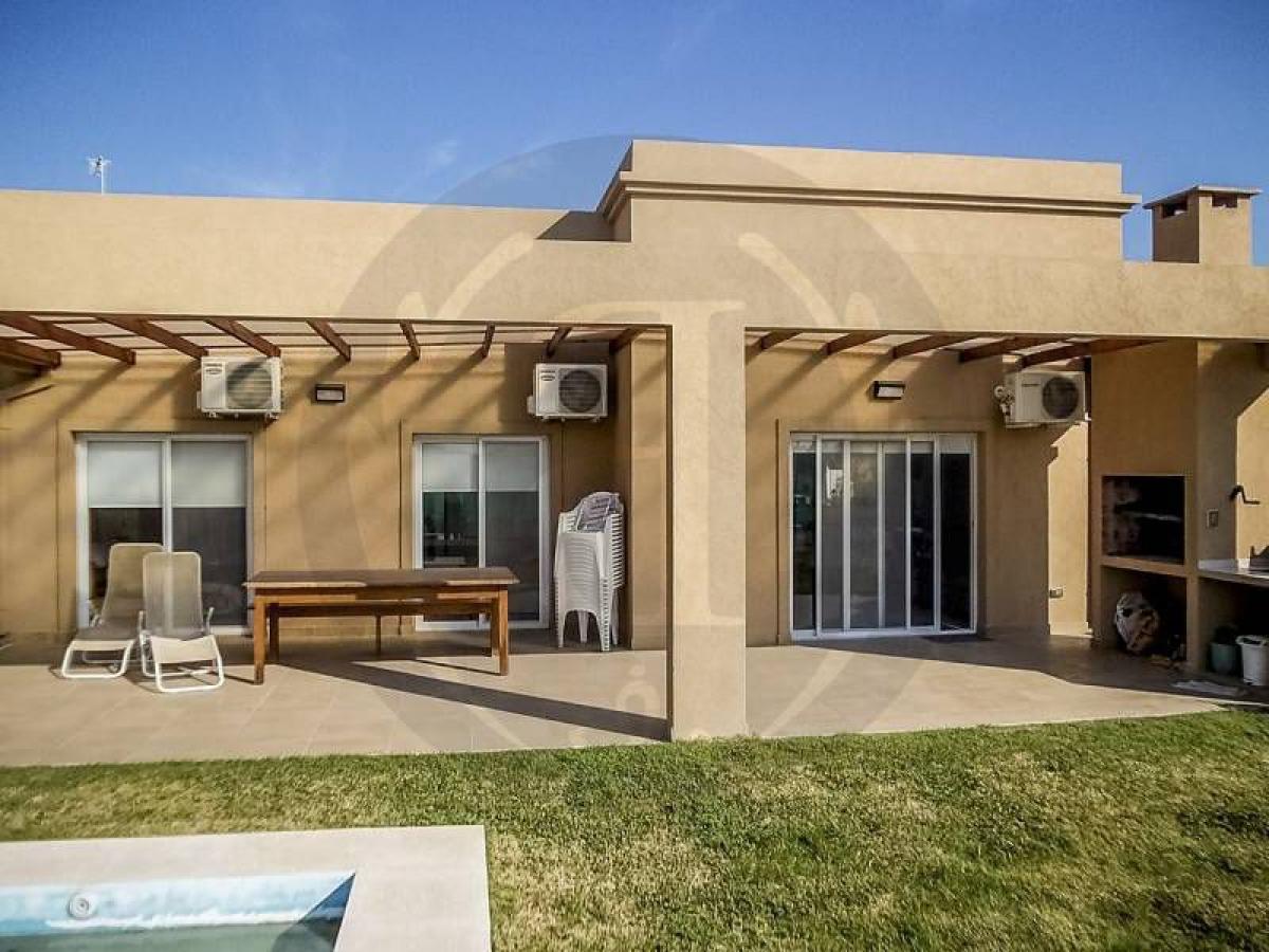 Дом с 3 спальнями в Пилар, Аргентина № 93023