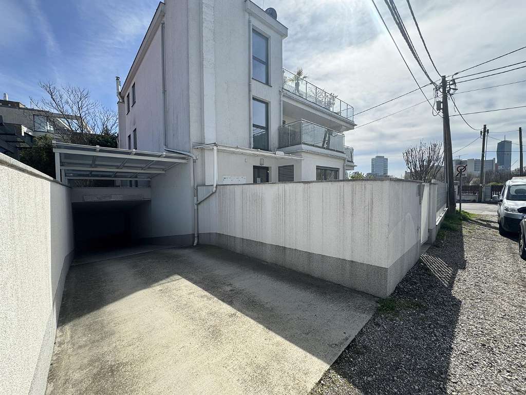  Garage in Vienna, Austria No. 20953