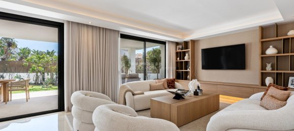 5 bedrooms Villa in Marbella, Spain No. 122950 2