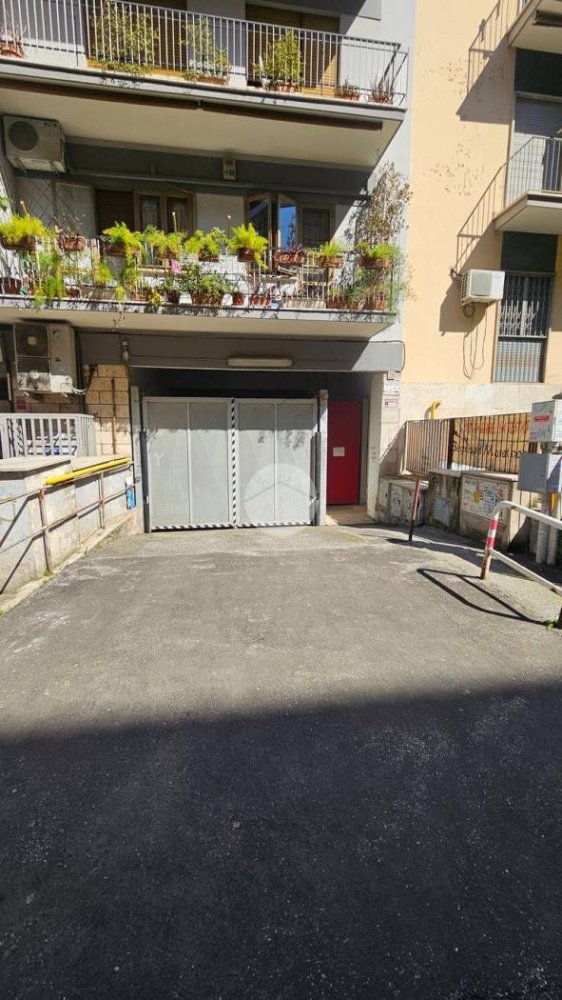 34m² Garage in Rome, Italy No. 54415