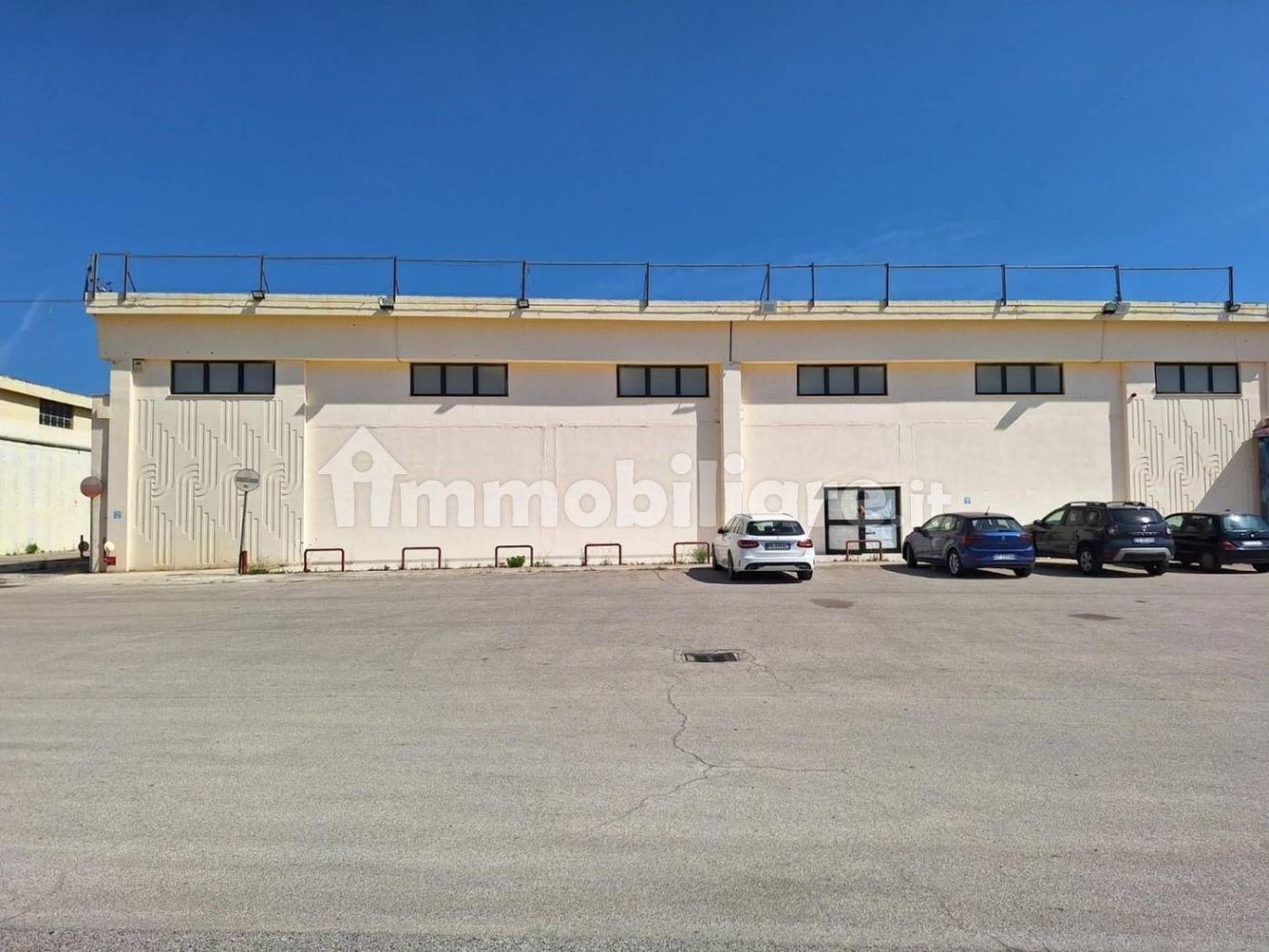 Almacén en Modugno, Italy 2800 m² No. 314698
