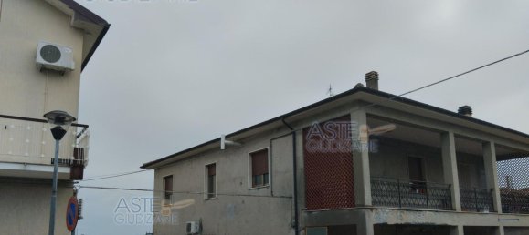 5-salle Appartement à Pianella, Italy No. 238414 3