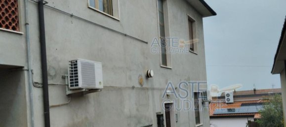 5-salle Appartement à Pianella, Italy No. 238414 11