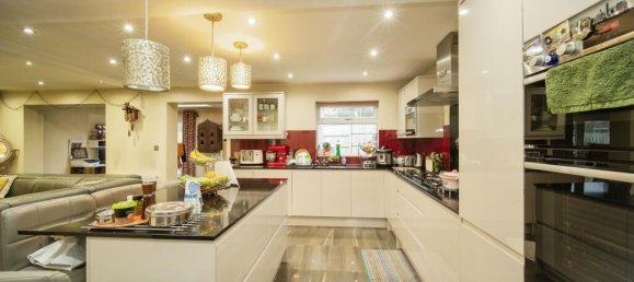 3 bedrooms Commercial property in Bracknell, United Kingdom No. 10629 4