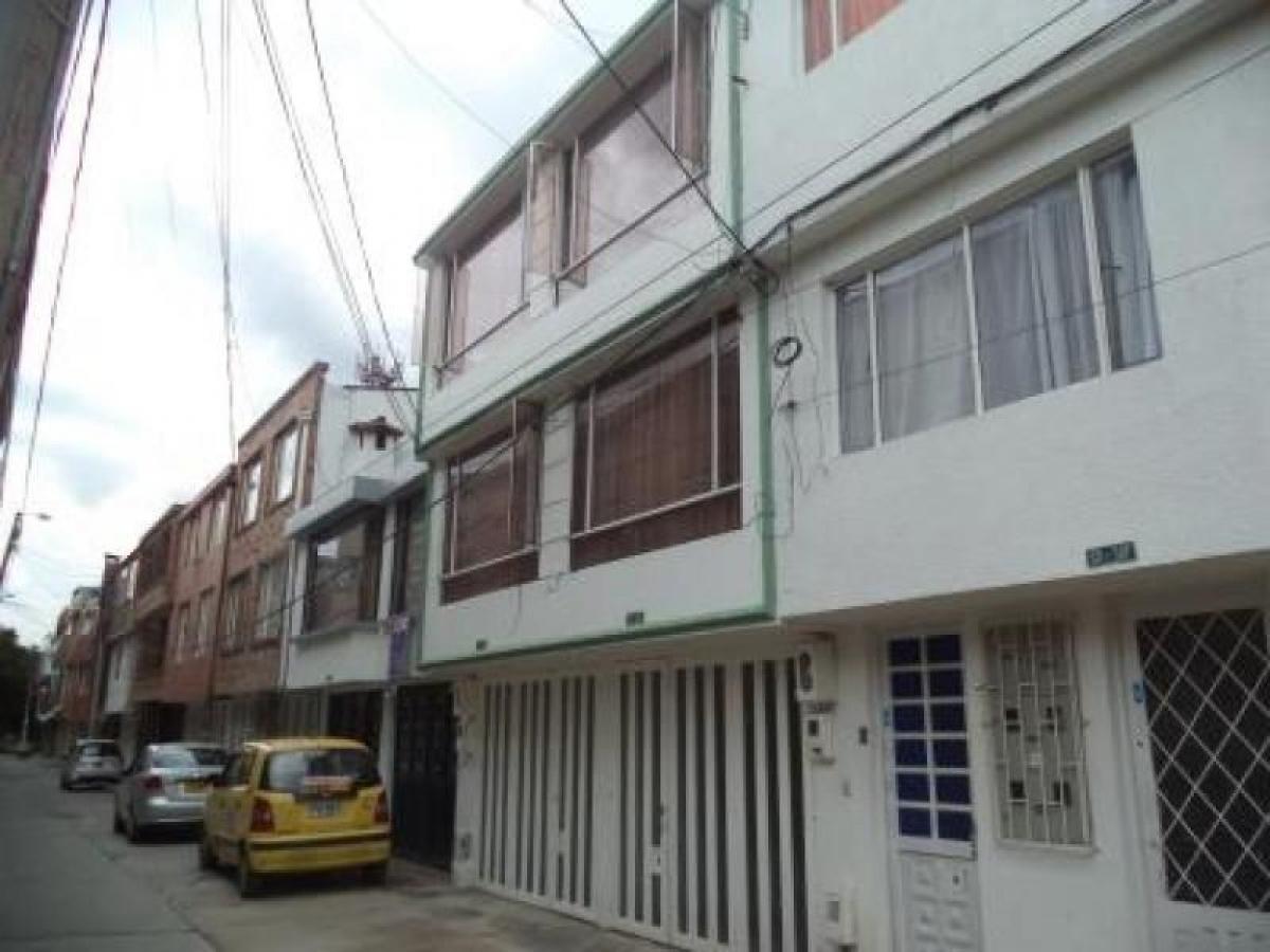 Casa de 4 dormitorios en Bogotá, Colombia No. 11759