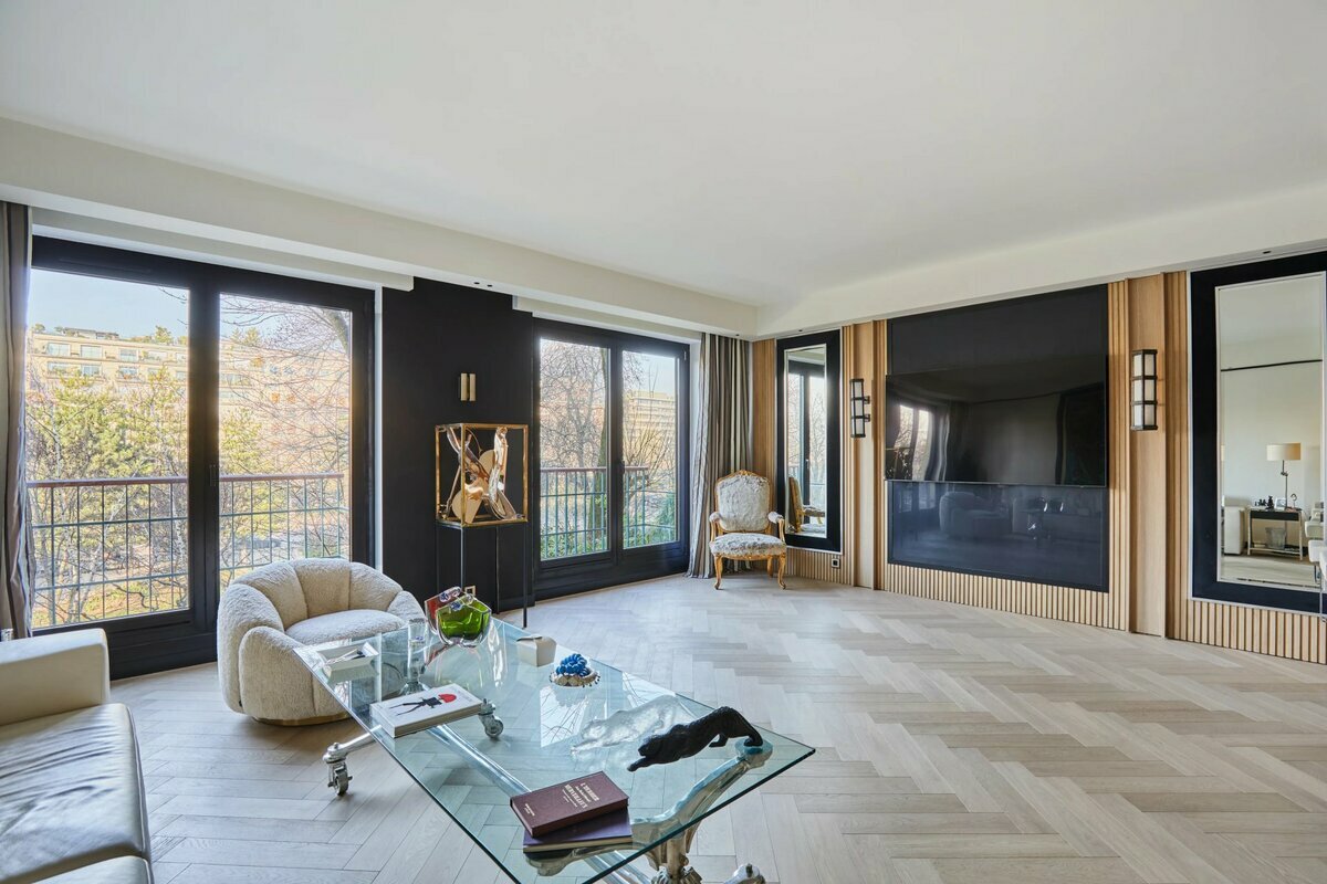 2 bedrooms Apartment in Paris, France No. 137602