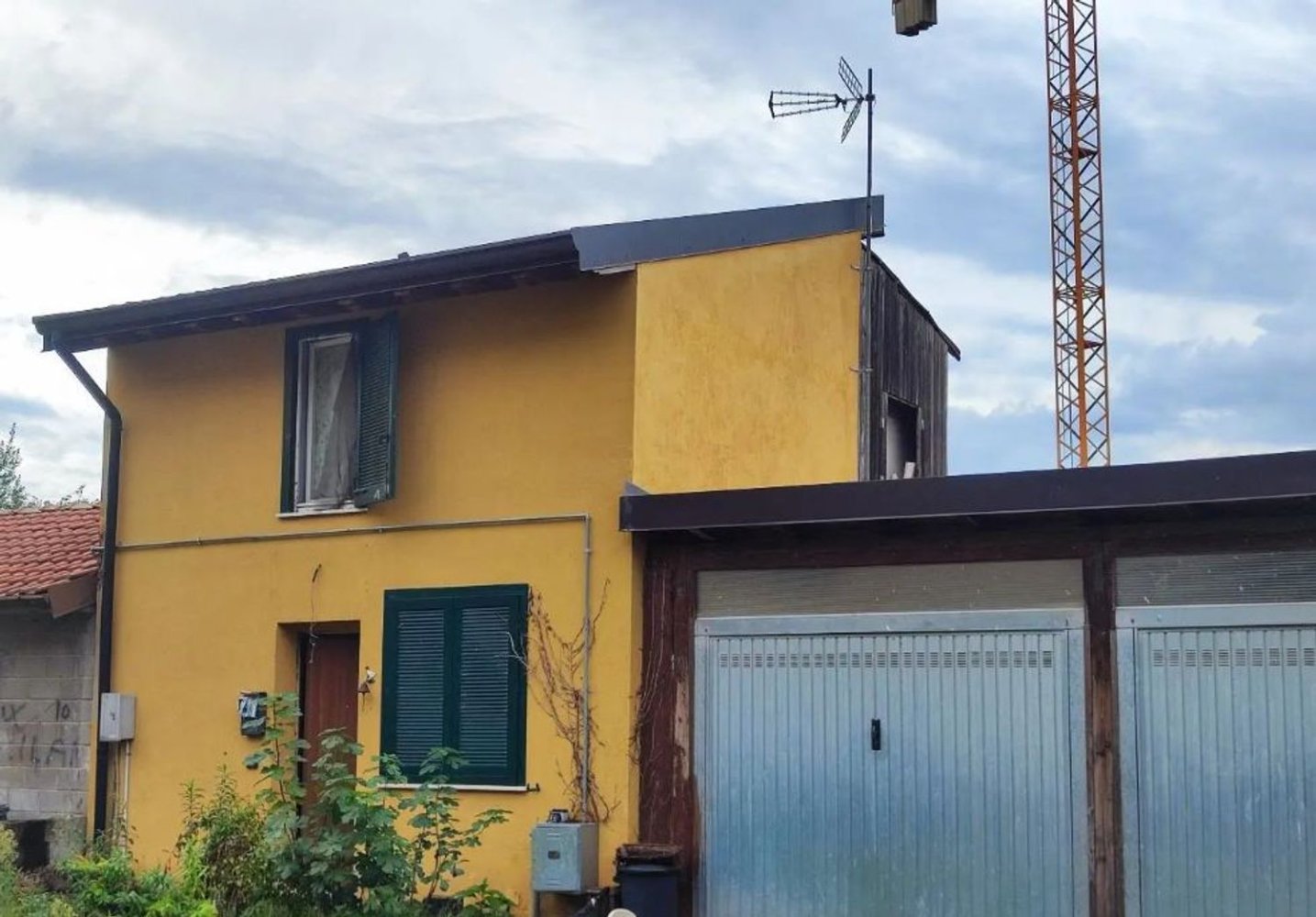 Casa de 3 habitaciónes en Fino Mornasco, Italy No. 6842