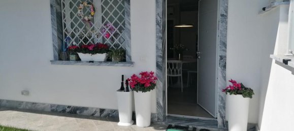 3 rooms Apartment in Carrara, Italy No. 79019 2