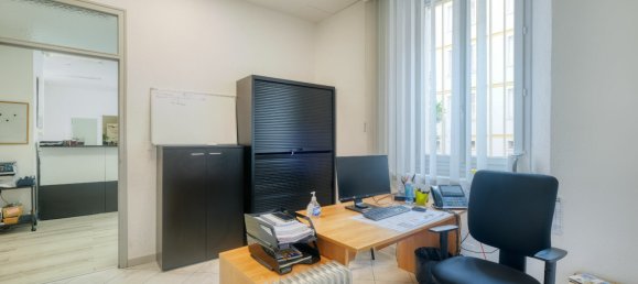 147m² Commercial property in Bastia, France No. 64535 2