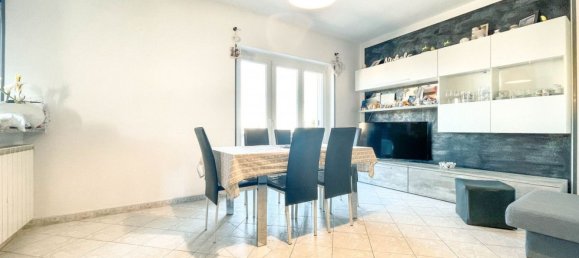 4 bedrooms House in Oleggio, Italy No. 377464 5