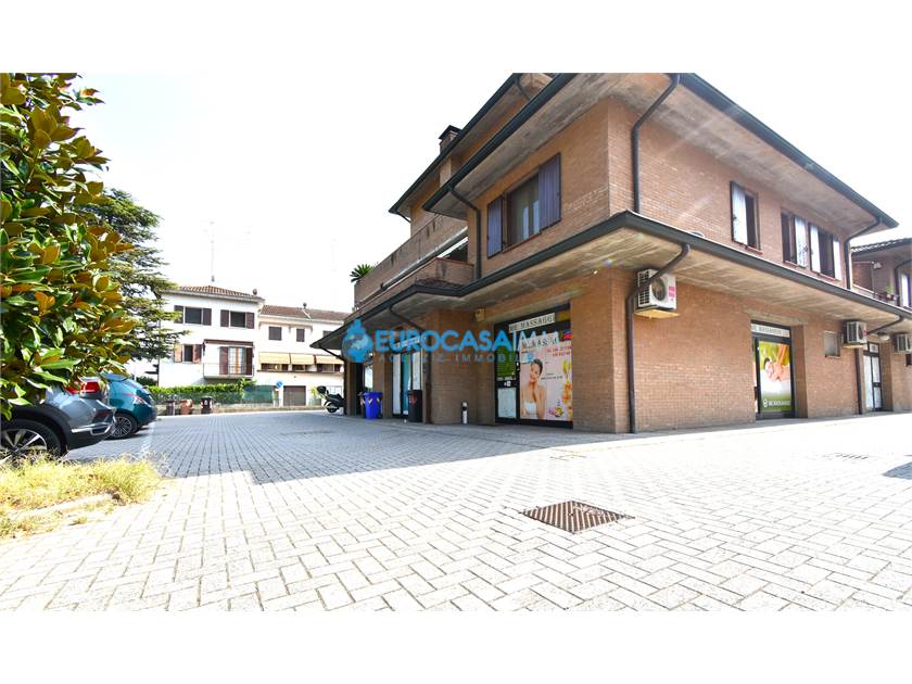 Коммерческая недвижимость с 1 комнатой в Карпи, Италия № 60005