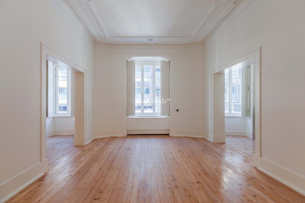 4 bedrooms Apartment in Lisbon, Portugal No. 67422