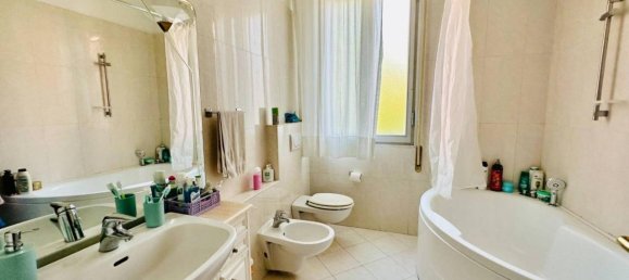 5 rooms Apartment in Bologna, Italy No. 36645 7