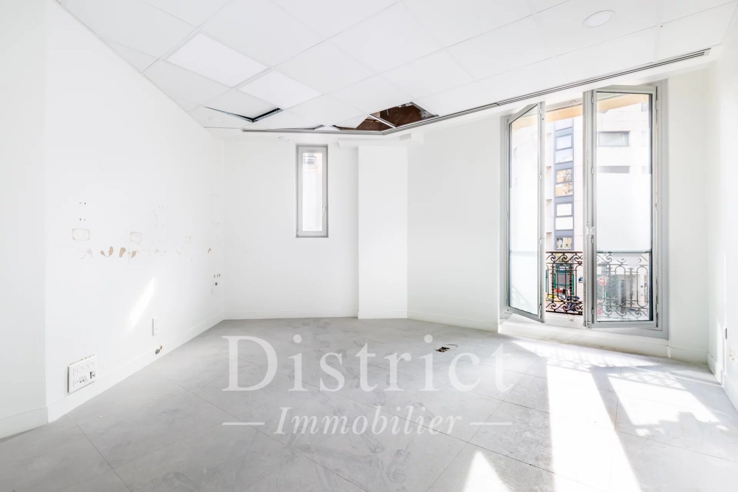 81m² Office in Paris, France No. 118061