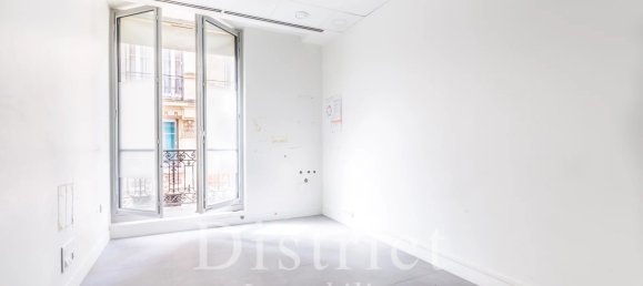 81m² Office in Paris, France No. 118061 2
