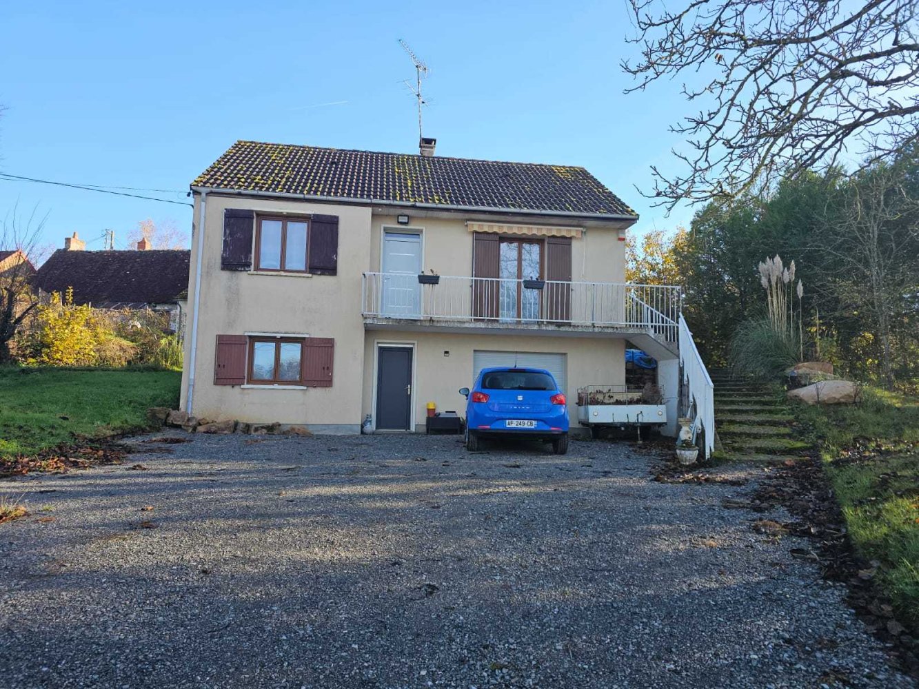 3 bedrooms House in Gracay, France No. 157127