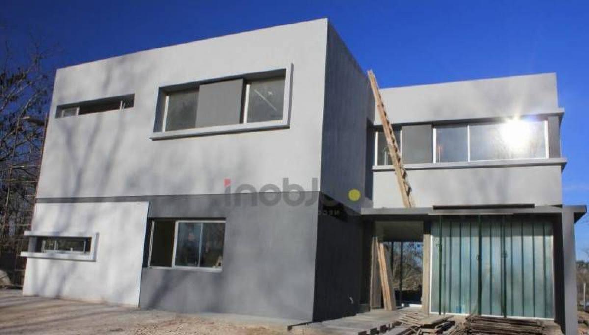 Дом с 4 спальнями в Берасатеги, Аргентина № 54655