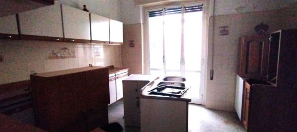 5 rooms Apartment in Massa, Italy No. 188977 4