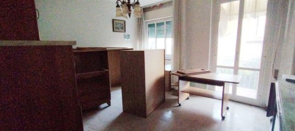 5 rooms Apartment in Massa, Italy No. 188977 2