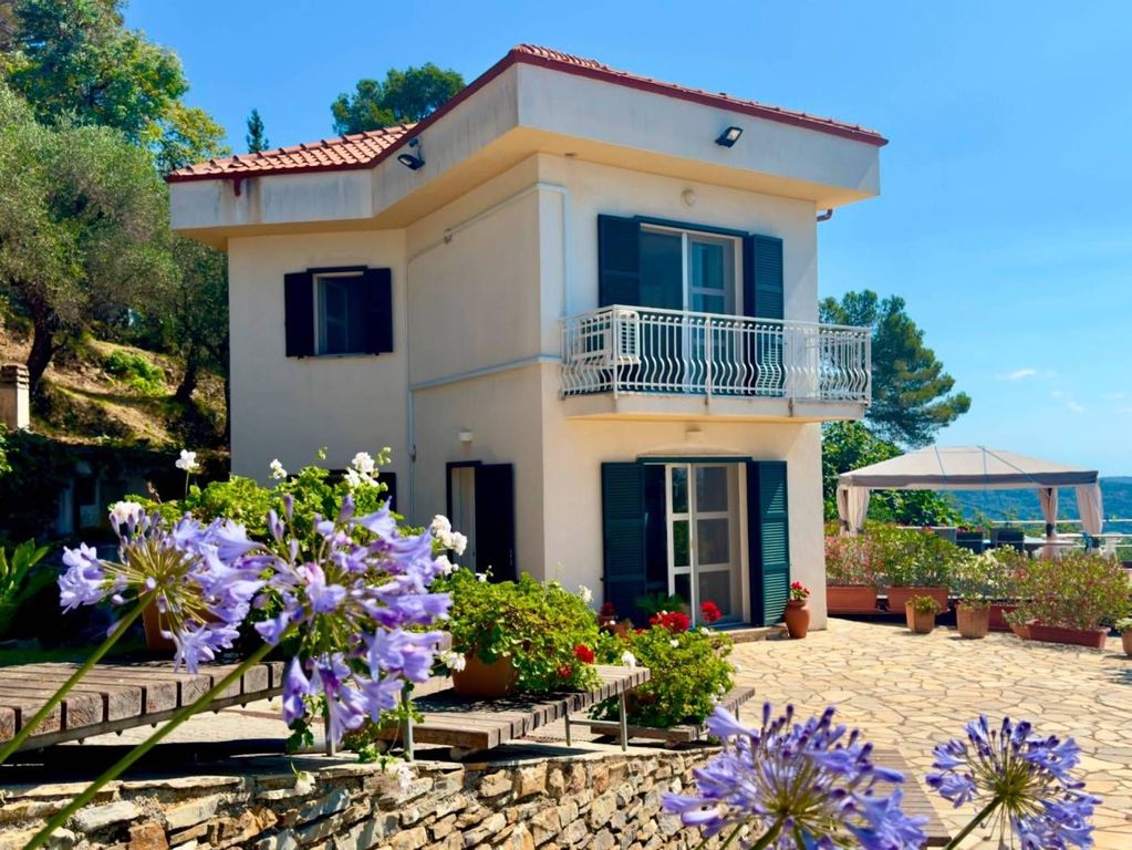 4 bedrooms Villa in Diano Arentino, Italy No. 366090