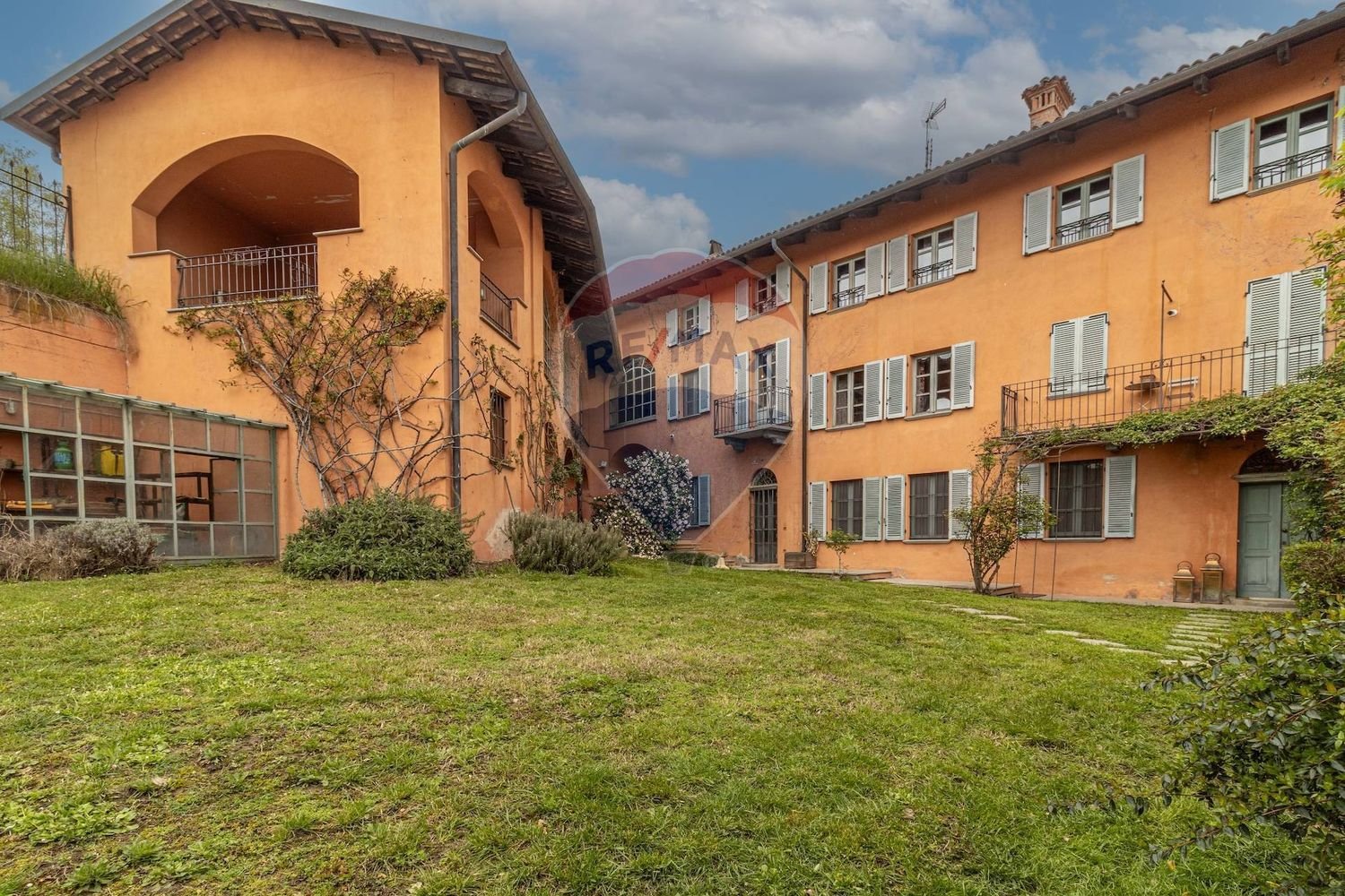 Casa de 10 habitaciónes en Dorzano, Italy No. 138337
