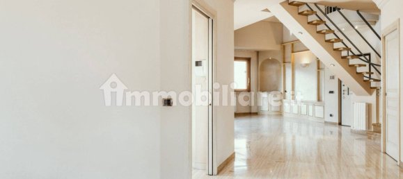 3 bedrooms Apartment in Monza, Italy No. 277016 3