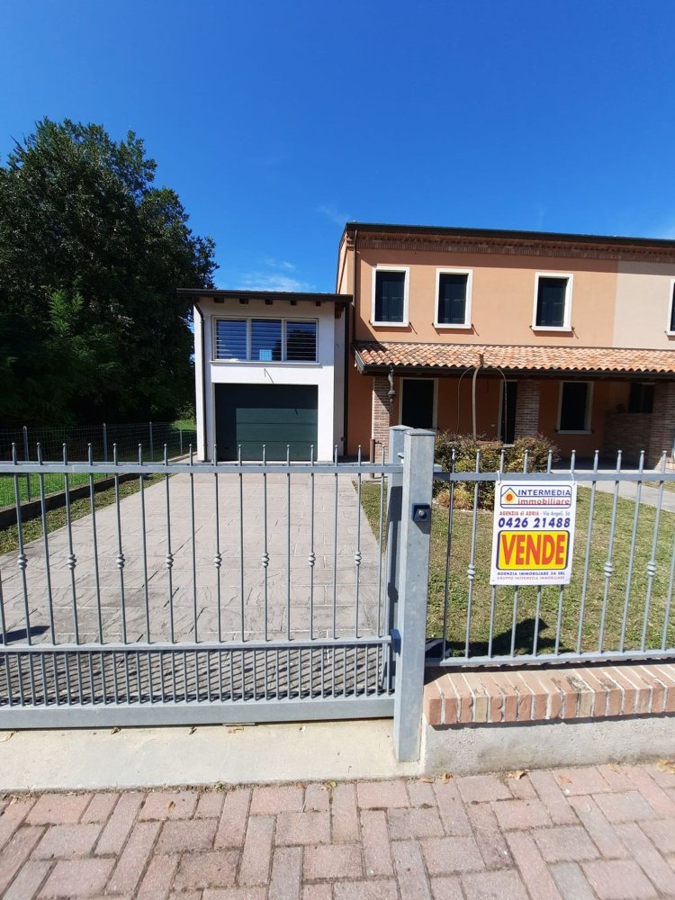 4 rooms House in Adria, Italy No. 279502