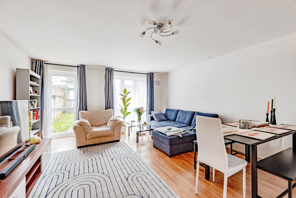 3 bedrooms Commercial property in Crawley, United Kingdom No. 6274